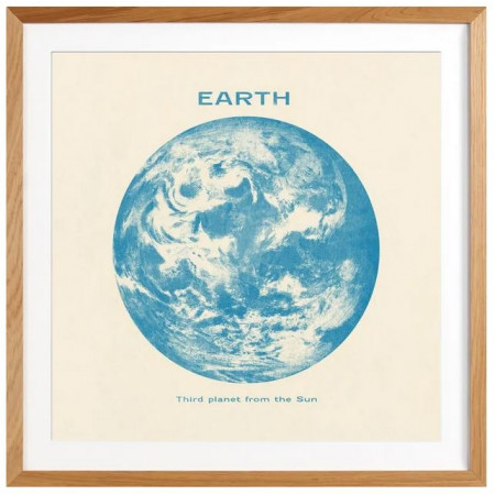 Earth - Affiche Juniqe avec cadre bois
